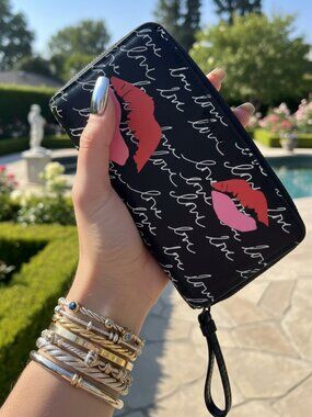 VICTORIA'S SECRET Love Kisses Zip Around Long Wallet Wristlet Lips Vegan Leather